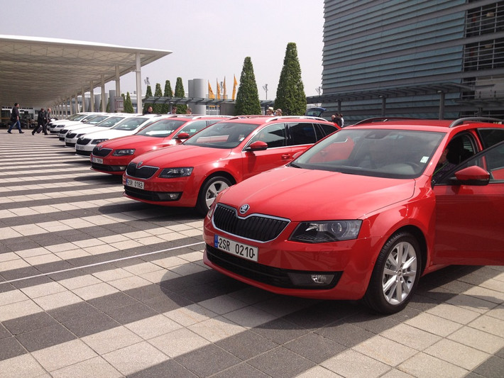 4. Skoda Octavia Estate thuộc dòng xe gia đình cỡ lớn với khoảng không gian bên trong lên tới 610 lít, thiết kế băng ghế sau gấp mở linh động.