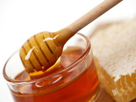 Cầu kỳ hơn bạn có thể cho đậu phụ non vào bát và dầm thật nhuyễn với 2 thìa mật ong. Để tạo nên độ sệt cho hỗn hợp, bạn cho thêm bột mì và nước. Sau đó đắp hỗn hợp này lên da trong vòng 15 phút và rửa sạch lại bằng nước.