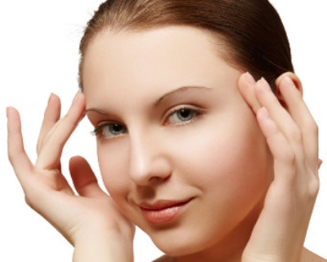 Giúp da dẻ hồng hào. Vì đậu phụ rất giàu hàm lượng sắt và đồng nên nó rất có lợi cho máu, giúp cơ thể khỏe mạnh hơn, đặc biệt là cho phụ nữ thời kỳ mang thai. Sắt là thành phần chính của hemoglobin, giúp ích cho việc sản xuất năng lượng và giải phóng oxy trong cơ thể. Tuy nhiên, hemoglobin không thể được tạo ra mà không cần đồng và sắt do vậy bổ sung đậu qua khẩu phần ăn hằng ngày sẽ giúp lượng oxi trong máu được “phấn bố” đồng đều, do đó bạn sẽ luôn cảm thấy tràn trề năng lượng.