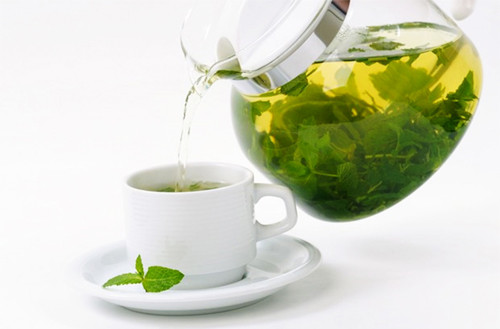 Gội đầu bằng nước trà: Pha trà trong một chiếc tách nhỏ, sau đó thêm khoảng 1/2 tách nước chanh. Dùng hỗn hợp này đổ đều lên tóc. Sau khoảng 20 phút thì gội sạch lại bằng nước lạnh.