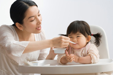 Chế độ dinh dưỡng: không kiêng cữ, cần cho trẻ ăn uống đầy đủ, thông thường các bé bị quai bị ăn uống rất khó khăn, cần phải chọn thức ăn mềm, dễ nuốt, nhiều chất dinh dưỡng để tăng sức đề kháng cho cơ thể, cho trẻ uống nhiều nước.