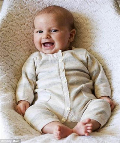 Khi bé đã sắp tròn 3 tháng tuổi, Joseph vẫn sở hữu nụ cười không thể lẫn vào đâu được.