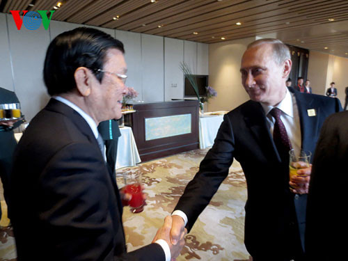 Bắt tay Tổng thống Nga Putin.