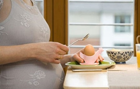 Trứng gà. Trứng là một nguồn protein tuyệt vời, vì nó chứa tất cả các axit amin thiết yếu mà cơ thể cần. Không có gì tốt hơn cho một bữa ăn tối nhanh gọn mà vẫn đủ chất là một suất trứng ốp la cùng nhiều rau rau xanh và một chút pho mát.