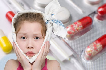 Tuy nhiên vẫn có một tỷ lệ nhỏ biến chứng làm trẻ em vô sinh khi trưởng thành. Đặc biệt chú ý khi bé trai bị sưng tuyến mang tai, nếu không kịp thời điều trị sẽ dẫn đến viêm tinh hoàn, ảnh hưởng đến ống dẫn tinh. Đối với bé gái nếu đau bụng dưới, đau đầu, nôn…cũng là những biểu hiện nguy hiểm. Một số biến chứng kháng của quai bị có thể xảy ra như: viêm não, màng não thường xảy ra và ngày thứ 3 – 10 với các triệu chứng sốt, nhức đầu, nôn và kèm theo co giật.