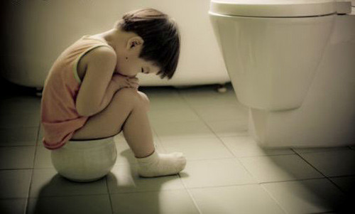 Bệnh tiêu chảy. Tiêu chảy vi rút là một trong những bệnh phổ biến của trẻ trong mùa đông. Bệnh do rotavirus gây ra và thường chỉ kéo dài trong ba đến bảy ngày. Bệnh thường gặp ở trẻ nhỏ, nhất là lứa tuổi 3-24 tháng. Thông thường trẻ sẽ nôn trước, sau khoảng 1-2 ngày thì bắt đầu đi ngoài. Bé cũng có thể ho, sốt. Bệnh thường kéo dài 3-7 ngày.