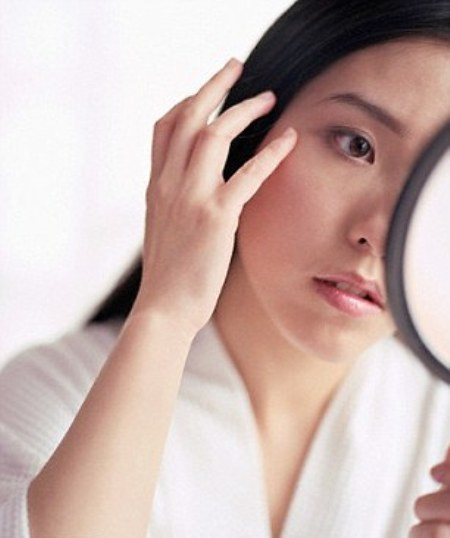 Stress thường gây ra cảm giác thèm ăn, nhiều người thỏa mãn cảm giác này bằng cách tìm đến những loại đồ ăn vặt nhiều đường, chúng có thể tàn phá da và sức khỏe.