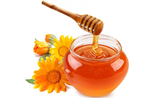 Mật ong. Trộn ba thìa mật ong với nước ấm, ngâm chân trong khoảng 20 phút rồi rửa sạch. Mật ong vừa làm mềm da lại kháng khuẩn, rất tốt cho bàn chân của bạn.
