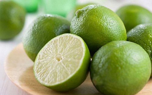 Chanh. Chanh có tác dụng làm sạch các bụi bẩn, lại vừa giúp kháng khuẩn, đóng vai trò tích cực trong việc dưỡng mềm và chữa nứt gót chân. Bạn ngâm chân trong chậu nước ấm, vắt 1/2 quả chanh vào đó, rồi dùng đá mài kỳ cọ nhẹ nhàng phần gót chân, giúp lấy đi phần chai dễ dàng và làm mềm da.