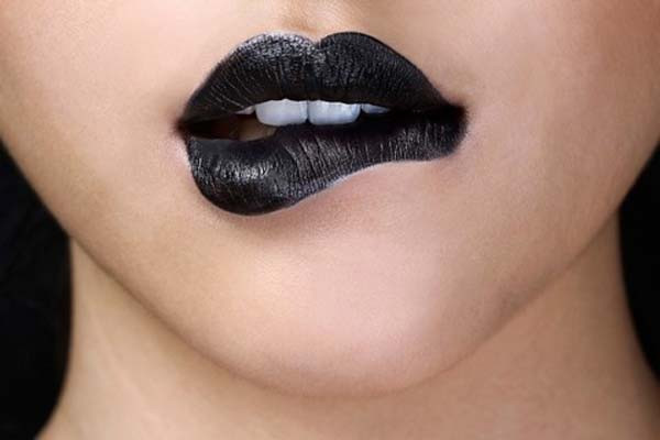 Môi thâm. Rất có thể bạn đang mặc bệnh về gan, thận, và túi mật. Đôi môi ngả màu tím biểu lộ dấu hiệu bệnh về tim. Nếu góc môi có màu tím hơn, rất có thể bạn đang mắc phải bệnh dạ dày.