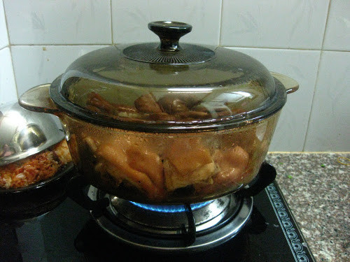 Kỹ thuật nấu. Cho xương đã ninh chần qua vào nước lạnh, đun to cho sôi lại nhanh, và hạ nhỏ lửa cho sôi lăn tăn vài phút cho các bọt cứng lại rồi hớt sạch. Sau đó, để lửa sôi liu riu.