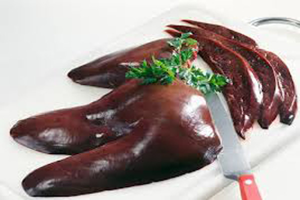 Gan gà, bò, bê. Gan động vật có hàm lượng dinh dưỡng phong phú, có thể bổ sung sắt và vitamin A. Tuy nhiên vì là cơ quan giải độc lớn nhất của động vật, tất cả các chất độc hại trong cơ thể đều được lá gan xử lý, vì vậy nó chứa rất nhiều độc tố.