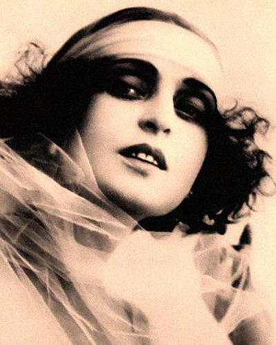 Đến năm 1914, Max Factor, người sáng tạo ra tóc giả cho các hãng phim Hollywood, chế tạo ra phấn trang điểm dạng cứng. Loại phấn này rất được ưa chuộng với các ngôi sao trên màn ảnh và ngoài đời. Nó đánh dấu thành công lớn trong ngành công nghiệp mỹ phẩm. Sau đó, ông tiếp tục tạo ra son bóng và bút kẻ lông mày.