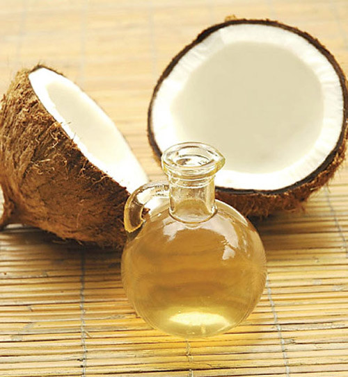 Dầu dừa. Dầu dừa chứa chất có tính kháng khuẩn cao, chống ô xi hóa và giữ ẩm rất tốt. Vì vậy, hãy bôi một ít dầu dừa lên môi đều đặn mỗi ngày trước khi đi ngủ. Nếu không, bạn có thể sử dụng dầu ô liu thay thế.