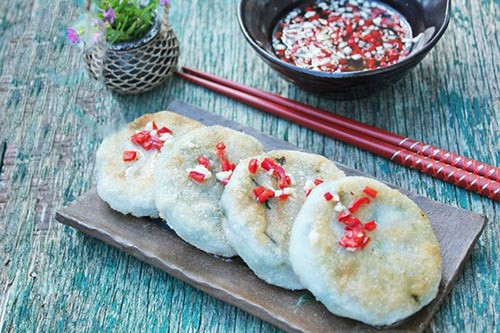 Bánh hẹ chiên giòn. Món này đơn giản, ngon như chính cái tên của nó. Bánh được làm từ bột gạo và lá hẹ, nhân thịt hoặc tôm. Bánh hẹ chiên để ráo dầu, dọn ra đĩa ăn kèm với tương ớt và nước mắm chua ngọt.