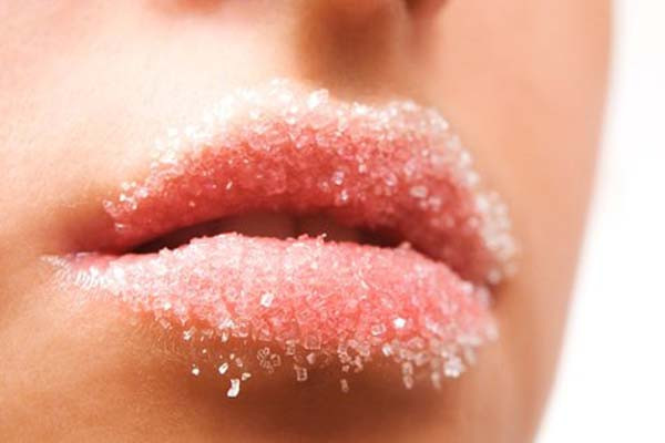 Một khô, mỏng, có vảy cùng với sự xuất hiện đốm môi dưới cho thấy bạn đang bị rối loạn của tuyến nước bọt. Một đôi môi trên nhợt nhạt và khô mỏng chỉ ra điểm yếu của hệ thống sinh sản.