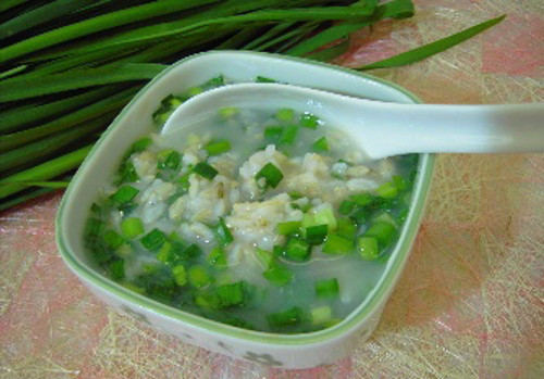 Cháo hẹ. Món cháo này nấu rất đơn giản, chỉ cần 20g lá hẹ, gạo 90g, nấu thành cháo. Món này còn có tác dụng chữa đau lưng, gối mỏi, ăn uống kém, đi ngoài phân sống, chân tay lạnh.
