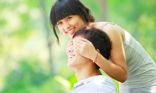 Trời đất tối sầm. Trạng thái này gặp nhiều hơn ở nam giới. Theo các bác sỹ chuyên khoa, việc lên đỉnh gây hiện tượng tắc mạnh hay co dãn mạch khiến cho các mạch máu ở mắt không được lưu thông như bình thường, dẫn đến chứng mù tạm thời. Tuy nhiên, đây là việc hết sức bình thường, các cặp đôi không cần quá lo lắng.