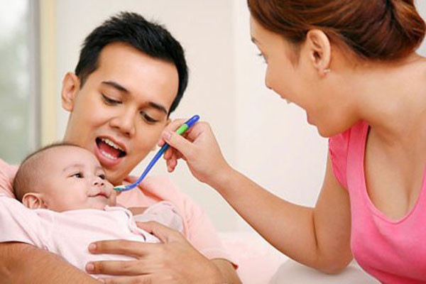 Ăn dặm không đúng độ tuổi. Mẹ cho trẻ ăn bột quá sớm hoặc quá nhiều hoàn toàn không tốt cho hệ tiêu hóa của trẻ và còn gây ra chứng không chóng lớn. Trẻ ăn không tiêu, đi ngoài phân sống, dần dần bị viêm ruột già, đi tiểu ra máu, lâu dài sẽ sinh rối loạn tiêu hóa.
