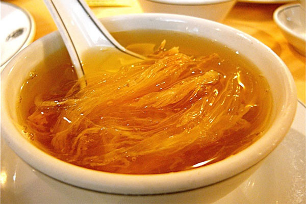 Tẩm bổ vô tội vạ. Nhiều cha mẹ nghĩ, con còi cọc nên cố gắng cho bé ăn bào ngư, vi cá, sữa ong chúa … để bổ sung dinh dưỡng cho trẻ phát triển. Theo khuyến cáo của các chuyên gia dinh dưỡng, bổ sung dinh dưỡng theo cách này là phản khoa học, gây mất cân bằng dinh dưỡng và nội tiết ở trẻ.