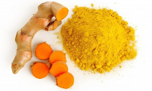 Bột nghệ và nước dứa. B1. Dứa cắt mắt, rửa sạch và cho vào máy ép lấy nước. B2. Trộn một chút bột nghệ vào nước ép dứa để tạo thành hỗn hợp. B3. Dùng hỗn hợp đắp lên mắt khoảng 5 phút. B4. Rửa lại sạch bằng nước lạnh