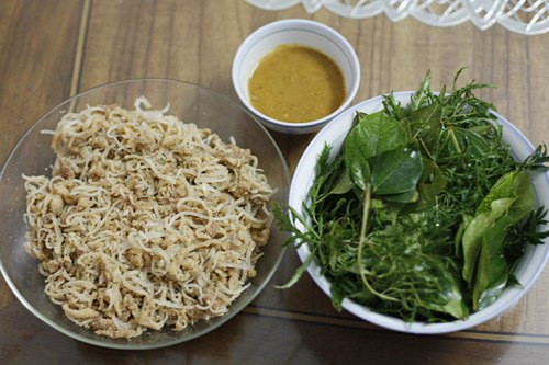 Nem Phùng. “Nem Phùng ăn với lá sung. Để người tứ xứ nhớ nhung nem Phùng”. Với cách chế biến tỉ mỉ, được kết hợp bởi những nguyên liệu mộc mạc, giản dị của làng quê Việt Nam, nem Phùng đã thực sự trở thành đặc sản ẩm thực độc đáo của vùng đất ven đô Thăng Long - Hà Nội. Ngay từ khâu chọn thịt, người làm nem đã phải chọn loại thịt mềm, có cả nạc và mỡ, bên ngoài lớp bì được làm sạch sẽ. Gạo được chọn cũng phải là loại gạo tẻ ngon và một ít gạo nếp cái hoa vàng để rang thính.