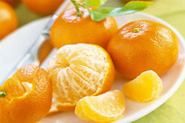 Trong các loại hạt đậu, dầu oliu, dầu hạt hướng dượng và những loại rau cải, cải bắp có chứa nhiều Vitamin E, còn trong các loại quả như táo tầu tươi, quýt, kiwi lại chứa nhiều Vitamin C.