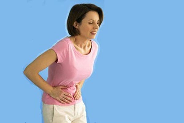 Những cơn đau dữ dội bên phải kéo đến cũng thường liên quan đến viêm túi mật. Cơn đau có thể lan ra giữa bụng, xuyên ra sau lưng. Đôi khi, viêm tụy hoặc tá tràng có thể gây đau ở khu vực này.