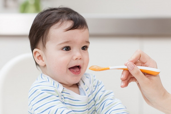 Bột yến mạch. Là một dạng ngũ cốc rất bổ dưỡng và cần thiết cho bé, đặc biệt là cho bộ não và trí thông minh do có chứa thành phần vitamin E, B, kali và kẽm. Các chuyên gia cho rằng, các bậc cha mẹ nên cho bé ăn thêm bột yến mạch mỗi sáng để tăng năng lượng hoạt động trong ngày cho bé.
