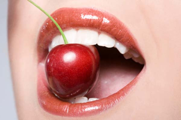 Đôi môi đỏ sẫm. Chứng tỏ cơ thể thiếu hemoglobin, thành phần quan trọng của hồng cầu. Nếu môi quá nhợt nhạt, rất có thể cơ thể đang thiếu máu do không có nhiều oxy mang tế bào hồng cầu nuôi môi.