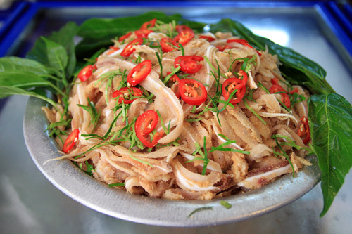 Nem tai trộn tính. Được làm từ tai lợn đã được làm sạch, hấp chín sau đó thái mỏng, trộn cùng các gia vị thính, ăn chung với bánh tráng, lá sung, sung muối, rau sống, chấm với nước mắm ngọt, cay cay. Khi ăn, hương vị của các loại rau như đinh lăng, lá sung, sung muối, kinh giới...cuốn lẫn với bánh tráng, nem tai cùng chén nước chấm chua cay đem đến cảm giác thơm ngon, lạ miệng cho người ăn.
