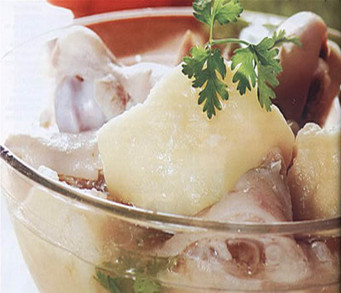 Chỉ cho bé ăn nước hầm. Nếu mẹ chỉ dùng nước hầm để nấu cháo hay bột cho bé thì trẻ dễ còi cọc suy dinh dưỡng. Phần đạm nằm ở bã thịt, mẹ hãy dằm nhỏ hoặc xay bã cho con ăn để đảm bảo dinh dưỡng cho bé.