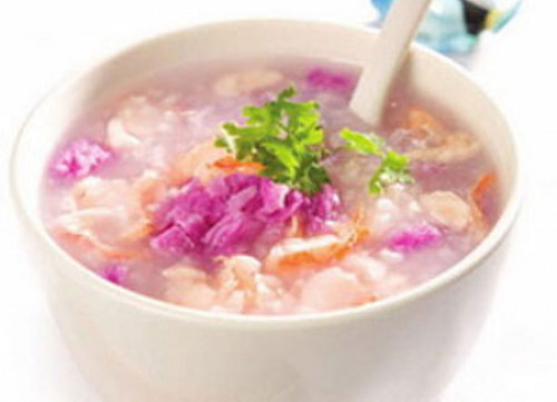 Cháo hoa hồng. Để nấu món cháo này, cần chọn hoa hồng tươi, chưa nở hết, đem đun lấy nước. Khi hạt gạo trong nồi cháo nở bung, cho nước hoa hồng vào khuấy đều là được ngay món cháo hoa hồng. Món cháo này có thể thúc đẩy lưu thông máu, tránh những tổn thương ngoài da giúp da hồng hào và đẹp hơn.