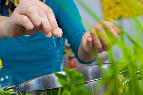 Nên gia vị thích hợp. Với nước dùng bò cần quế chi, thảo quả, hoa hồi, gừng, hành khô. Nước dùng gà lợn thường có hành, hạt tiêu đập giập, gừng, nấm hương, chân nấm.