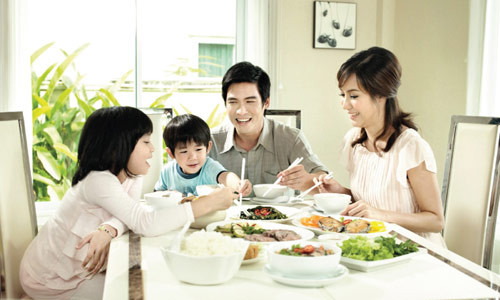 10. Giữ không khí vui vẻ trong gia đình là điều rất quan trọng đối với tâm lý của trẻ. Bởi vậy, người lớn nên chú ý để trẻ không phải chịu áp lực về tâm lý hay cảm thấy buồn phiền.
