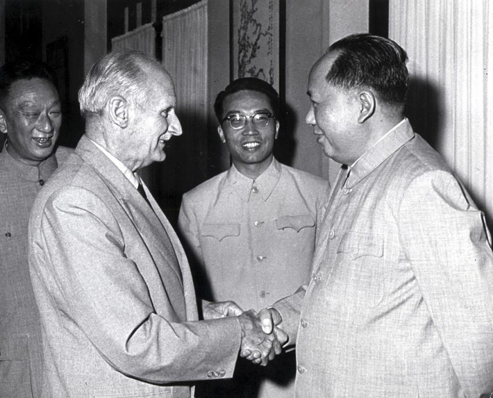 Tháng 9 năm 1961, nguyên soái nước Anh Bernard Law Montgomery lần thứ hai đến thăm Trung Quốc, Mao Trạch Đông chia sẻ với chính khách này về 5 cái chết có thể đến với mình: "Một là có thể bị địch bắn chết. Hai là có thể chết vì tai nạn máy bay. Ba là có thể lật tàu hỏa chết. Bốn là có thể bị chết đuối khi đi bơi. Năm là chết vì bệnh tật".