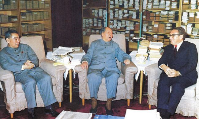 Khi khen ngợi người khác, ông cũng luôn dùng cách ví von so sánh rất sinh động. Tháng 10/1975, Mao Trạch Đông từng dùng câu danh ngôn “Én bay thấp trời mưa” khi trò chuyện với nhà ngoại giao Henry Alfred Kissinger: "Ông không thể không bận, khi trời mưa chim én rất bận rộn. Thế giới này không yên bình, mà luôn mưa bão, mưa bão đến thì chim én bận là lẽ đương nhiên rồi!"