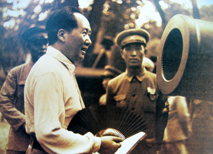 Tháng 5 năm 1974, ông hỏi Đường Văn Sinh - phiên dịch tiếng Anh của mình: "Cô tên là Đường Vấn Sinh, tại sao không gọi là Đường Vấn Tử?". Đường Vấn Sinh đáp: “Dạ, như thế thì nghịch tai ạ”. Cái chết không có gì may mắn, nhưng Mao Trạch Đông không né tránh.