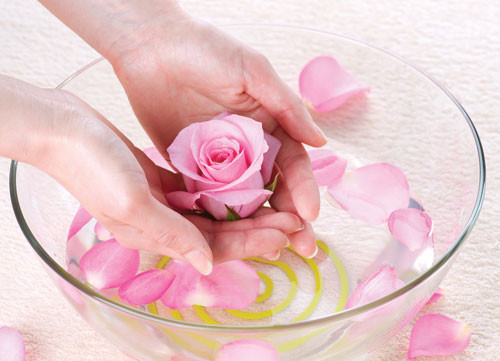 Nước hoa hồng. B1. Lấy một ít cánh hoa hồng rửa sạch. B2. Cho hoa hồng vào nồi đun lấy nước. B3. Dùng bông gòn thấm nước hoa hồng đắp lên mắt. B4. Rửa lại bằng nước lạnh
