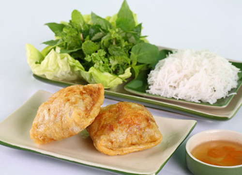 Nem cua bể Hải Phòng. Nem cua bể hay nem cua bể Hải Phòng là một món ăn đặc trưng trong ẩm thực Hải Phòng với nguyên liệu chủ đạo là hải sản như tôm, cua bể. Khác biệt giữa nem chế biến theo kiểu Hải Phòng với các địa phương khác chính là ở thành phần cua bể và loại bánh đa dùng để gói nem. Cua bể Hải Phòng không to như nhiều vùng biển khác nhưng bù lại thịt cua rất chắc và thơm ngon.
