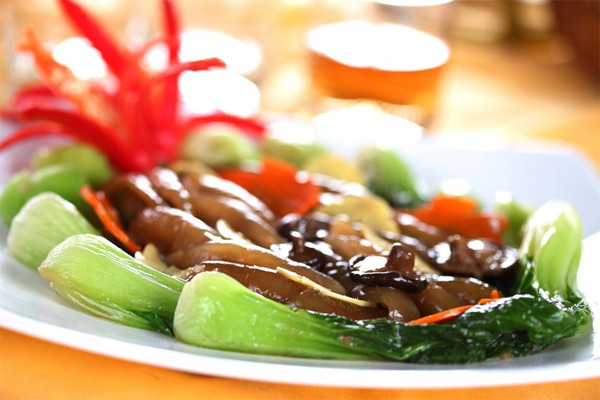 Đặc biệt rong biển là khắc tinh của các chất phóng xạ, ăn loại thực phẩm này có thể giảm nhẹ sự tổn hại của đồng vị phóng xạ, tia bức xạ đối với khả năng miễn dịch của cơ thể, đồng thời ức chế sự tử vong của tế bào miễn dịch và có tác dụng kháng bức xạ.