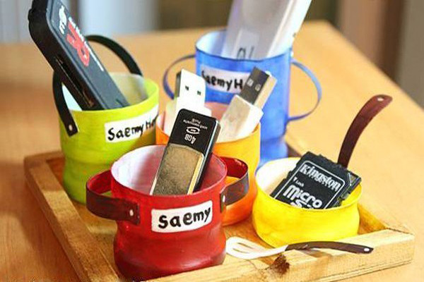 Lên danh mục những thứ cần thiết cho công việc bận rộn như USB, địa chỉ mail, sách ghi chú, đồ ăn nhẹ… Những thứ hỗ trợ công việc hàng ngày. Bạn sẽ không cần phải lục tung đống đồ để tìm nó. Cách này vừa giảm thời gian lại vừa không gây căng thẳng cho bạn.