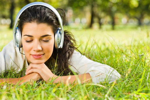 Dành một ít thời gian cho mình. Nếu bạn không muốn bị stress cả tuần bằng cách hùng hục lao vào công việc thì hãy dành ra một chút thời gian mỗi ngày. Chỉ cần dành khoảng 30 phút không làm gì cả, ngồi một mìnhvà nghỉ ngơi, cơ thể mệt mỏi sẽ lấy lại năng lượng đã mất.