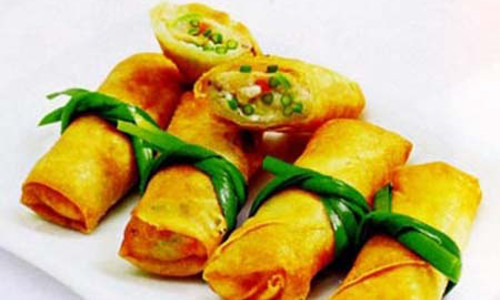 Chả giò hẹ. Món ăn này khá hấp dẫn khi dùng với bún. Trộn đều thịt xay, mộc nhĩ, củ năng, cà rốt, hẹ với tiêu, hạt nêm, đường làm nhân. Trải bánh tráng ra đĩa, cho nhân lên, cuốn lại. Trứng gà vào bát, đánh tan. Nhúng chả giò vào trứng rồi cho vào chảo dầu nóng rán giòn.