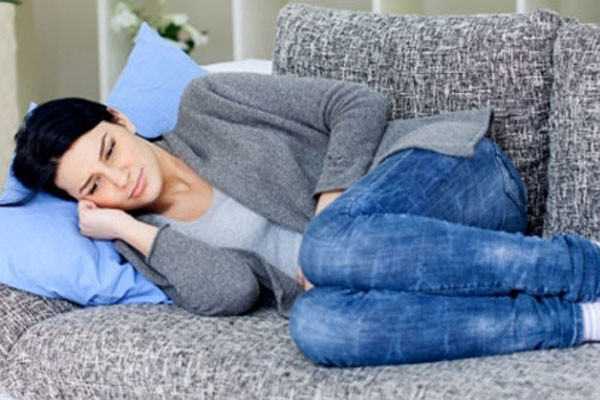 Thay vì được thải ra theo con đường tự nhiên thì lớp bong tróc này lại bị mắc kẹt vào đâu đó ngoài tử cung mà không thoát được khỏi cơ thể. Bạn phải gặp ngay bác sỹ kê đơn uống thuốc, nếu cơn đau vẫn còn, rất có thể phải làm phẫu thuật để cắt bỏ.