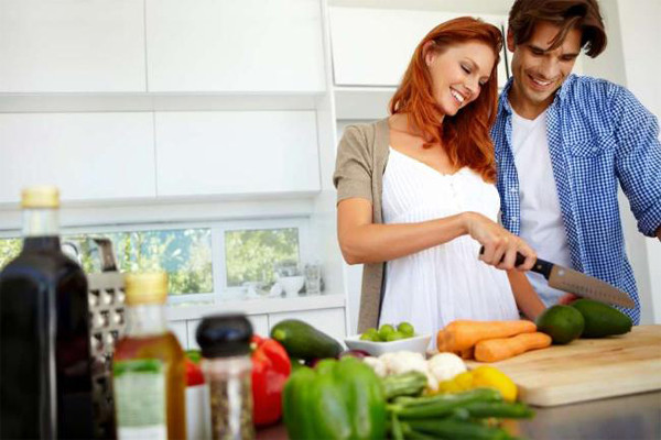 Chuẩn bị bữa ăn. Tránh lãng phí thời gian bằng cách lên kế hoạch sẵn sẽ ăn gì trong bữa tối và bữa sáng. Điều này vừa tiết kiệm thời gian, chi phí bà cũng rất bổ ích cho sức khỏe khi bạn lên sẵn một thực đơn bổ sung các chất dinh dưỡng và thay đổi hàng ngày cho cơ thể cần.