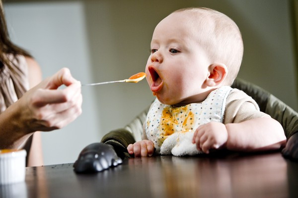 Thường xuyên nấu món bé thích ăn. Làm cách này, vô tình mẹ tạo cho bé thói quen ăn đơn dạng. Các bà mẹ cần biết, mỗi khi chuyển tiếp chế độ ăn cho trẻ, những bữa đầu mới tập có thể trẻ sẽ không thích và ăn rất ít, nhưng sau đó trẻ sẽ dần quen. Song, mẹ phải thay đổi để thực đơn của bé được đầy đủ dưỡng chất.
