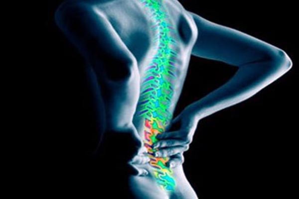 Đau giữa lưng và sốt. Đừng nhầm tưởng rằng buồn nôn và đau lưng chỉ là bệnh lý của dạ dày. Đây có thể là dấu hiệu của bệnh thận, do vi khuẩn xâm nhập vào đường tiết niệu và sang thận. Phụ nữ rất hay gặp phải chứng này, đầu tiên là nhiễm trùng nước tiểu, sau đó lâu lây lan sang thận.