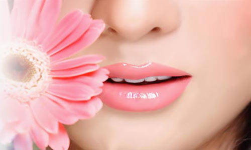 Tẩy tế bào chết trên môi. Mỗi tuần một lần tẩy da chết cho môi bằng cách dùng khăn mặt mềm chà nhẹ nhàng lên môi khoảng 10 giây. Bạn cũng có thể dùng bàn chải đánh răng có lông mềm để chà xát vào các góc của môi để tẩy đi những tế bào da chết.