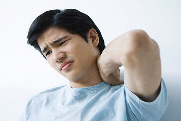 Ngoài việc hư hại đến men và độ chắc của răng, cơ hàm co thắt trong suốt thời gian dài sẽ khiến bạn mỏi cơ, đau cổ. Hãy tìm hiểu rõ nguyên nhân gây bệnh để tránh xa, và phát hiện kịp thời nhằm phòng tránh và điều trị bệnh nghiến răng hiệu quả.